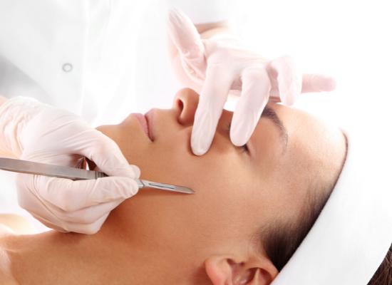 Dermaplaning: exfoliëren, egaliseren en stralen – alles wat u moet weten